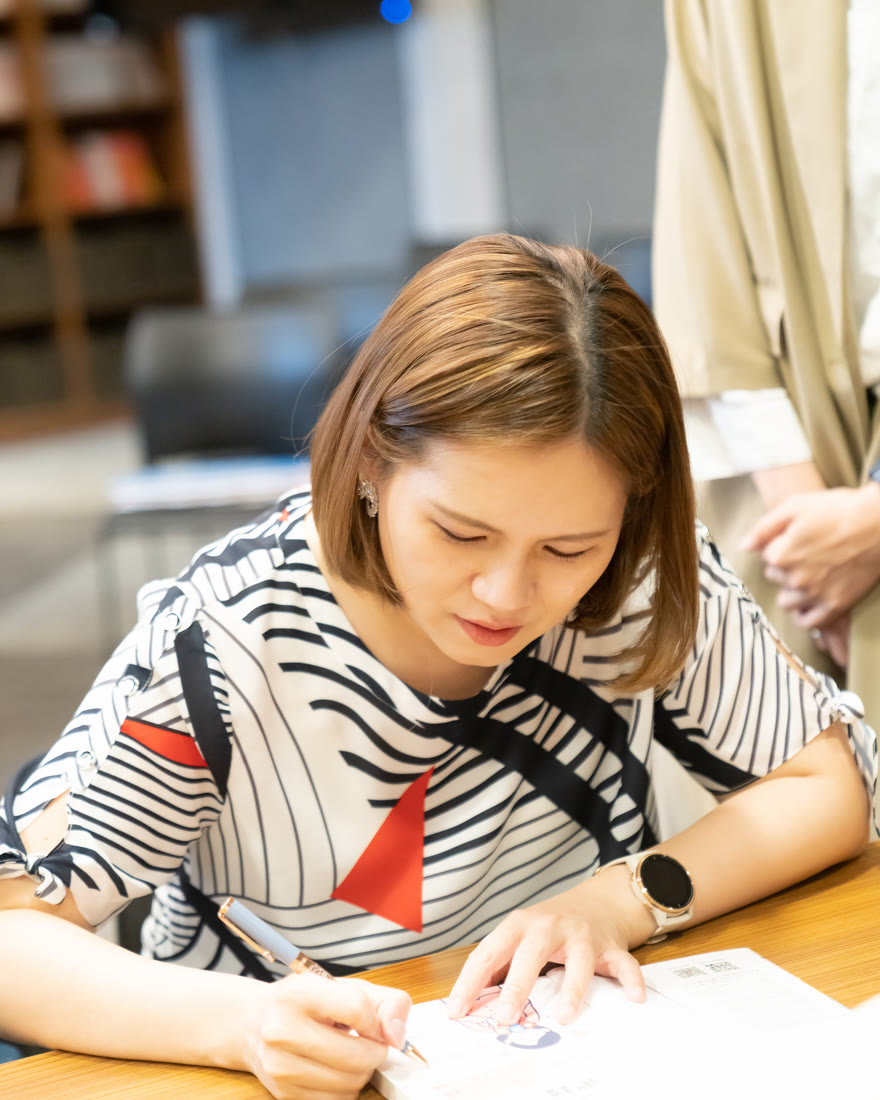 顏菁羚 Lidia 為讀者簽書