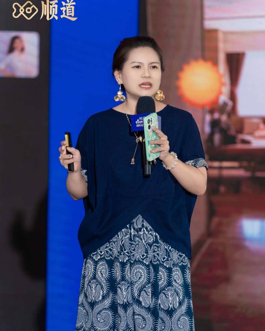 顏菁羚 Lidia 在講台上分享金錢與豐盛