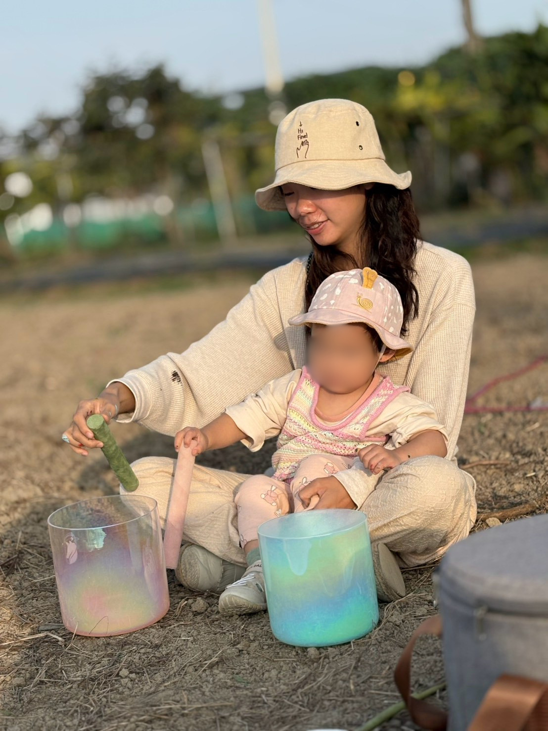媽媽帶著孩子在戶外，順著孩子的節奏一起遊戲